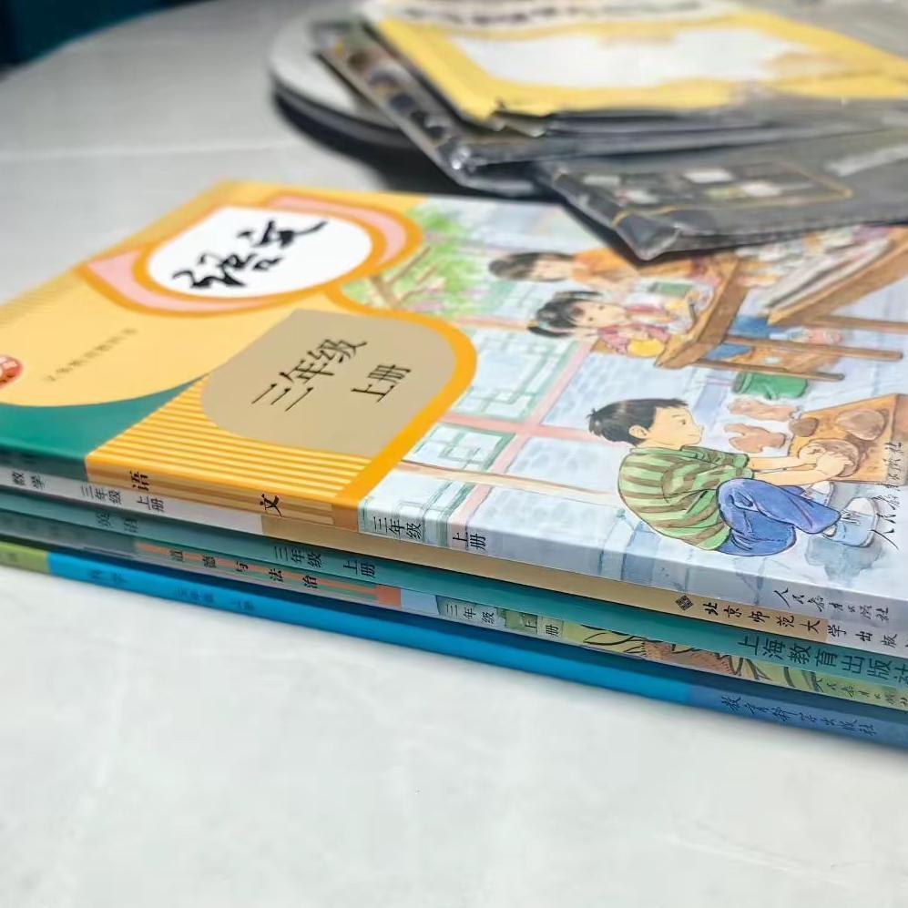 深圳教育变天了！深圳家长群炸开锅了！开学第一天，孩子只拿到四本课本：语文、数