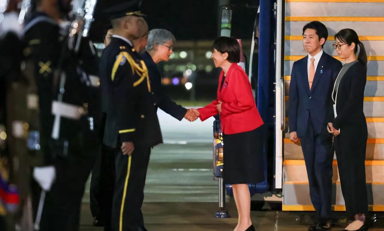 日本首相高市早苗到了澳大利亚，一下飞机，脸就拉下来了。迎接她的场面，太简陋了。