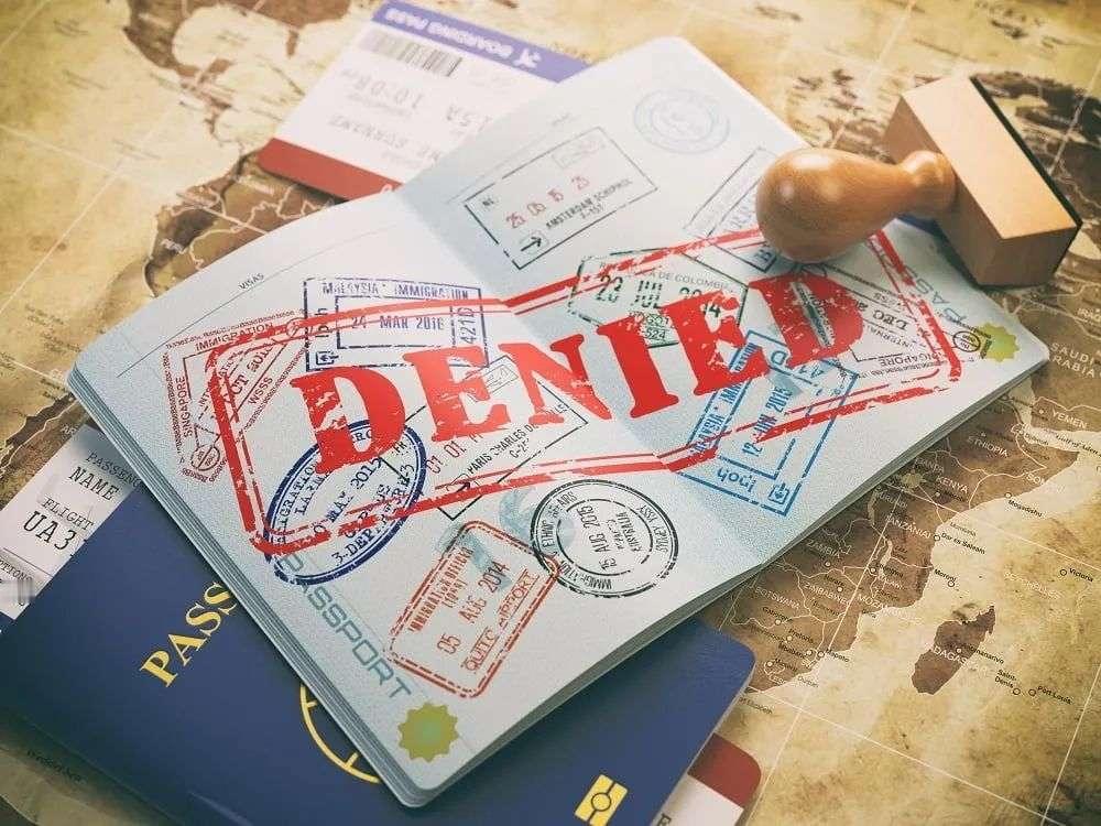 据外媒报道，一位年逾六旬的中国老人，近日在持合法旅游签证赴美探望子女的过程中，因