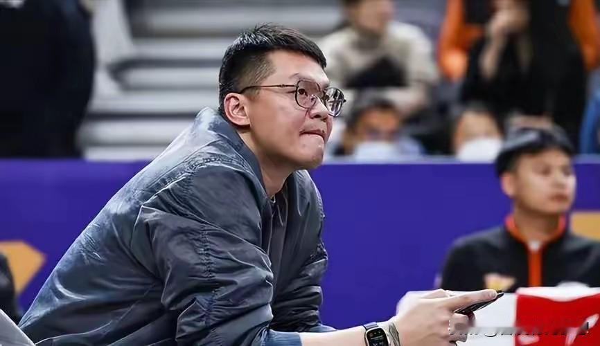 我大胆建议朱芳雨还可以进行以下交易:1. 后卫线清理边缘球员：徐杰、胡明轩+麦