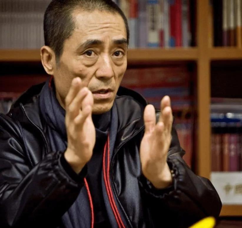 张艺谋和陈婷的婚姻，人前是传奇夫妻，人后却藏着不少辛酸。去年巴黎名媛晚会上，