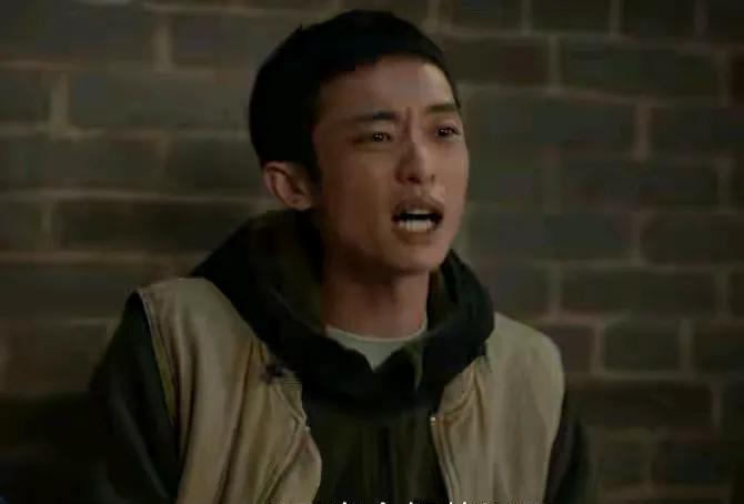 这人是谁呀？有什么背景么，古装剧、现代剧都演过。每次都有名演员作配，有人认为他颜