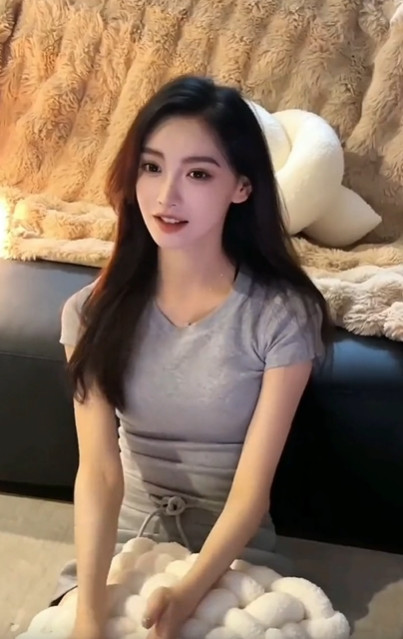 金佳悦的夜晚，充满了温柔。当夜幕降临，她的笑容就像夜空中最亮的星。她身上散