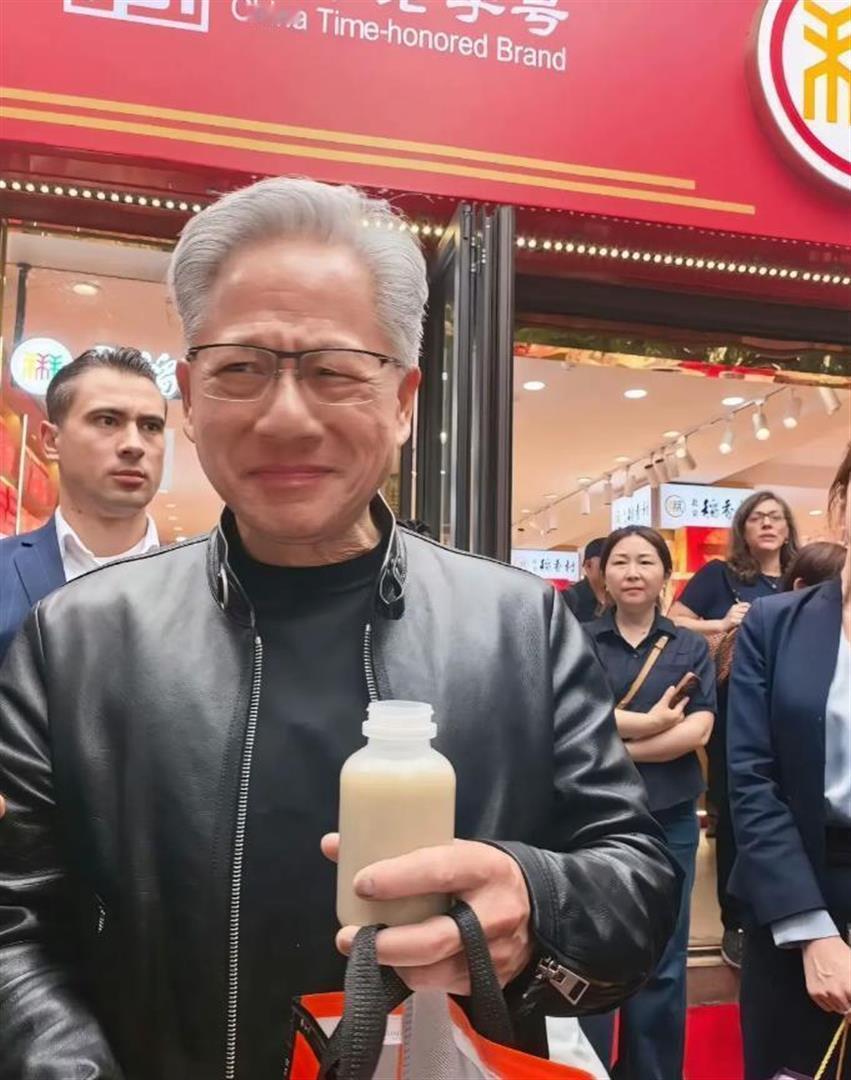 身价2000亿也逃不过！黄仁勋喝豆汁喝出“痛苦面具”，老北京人：喝三次就上瘾