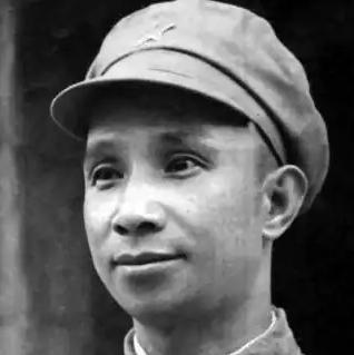 1948年淮海战役开打，粟裕推行即俘即补打法，被俘国军士兵半天完成思想转化，领枪