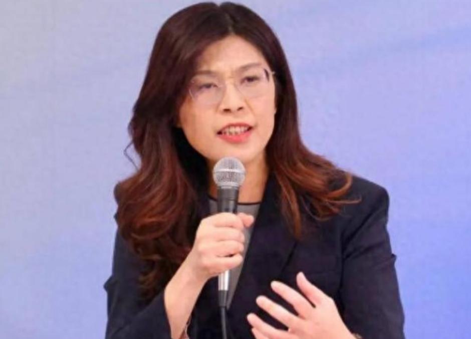 真是屋漏偏逢连夜雨！国民党前脚刚迈进北京的大门，后院就起了冲天大火，郑丽文这回恐