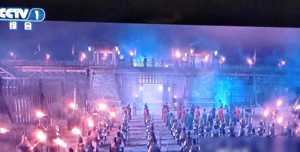 央视那部号称投了4个亿的《太平年》，操作简直反常。周五放完第1集，周六直接给你跳