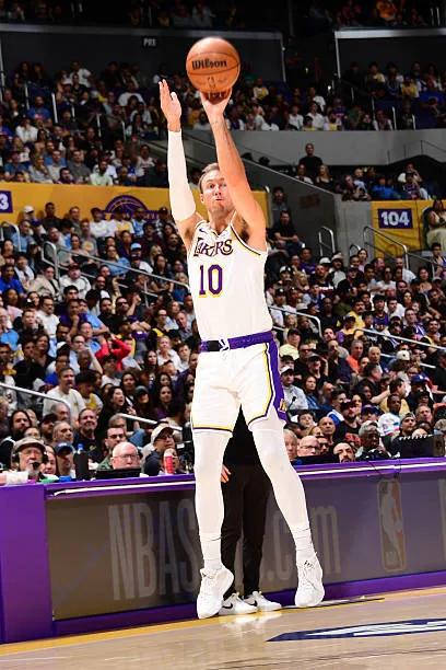 来湖人场均3个三分这手感不错，季后赛重点培养看他投篮，感觉抬手就有，肯纳德的