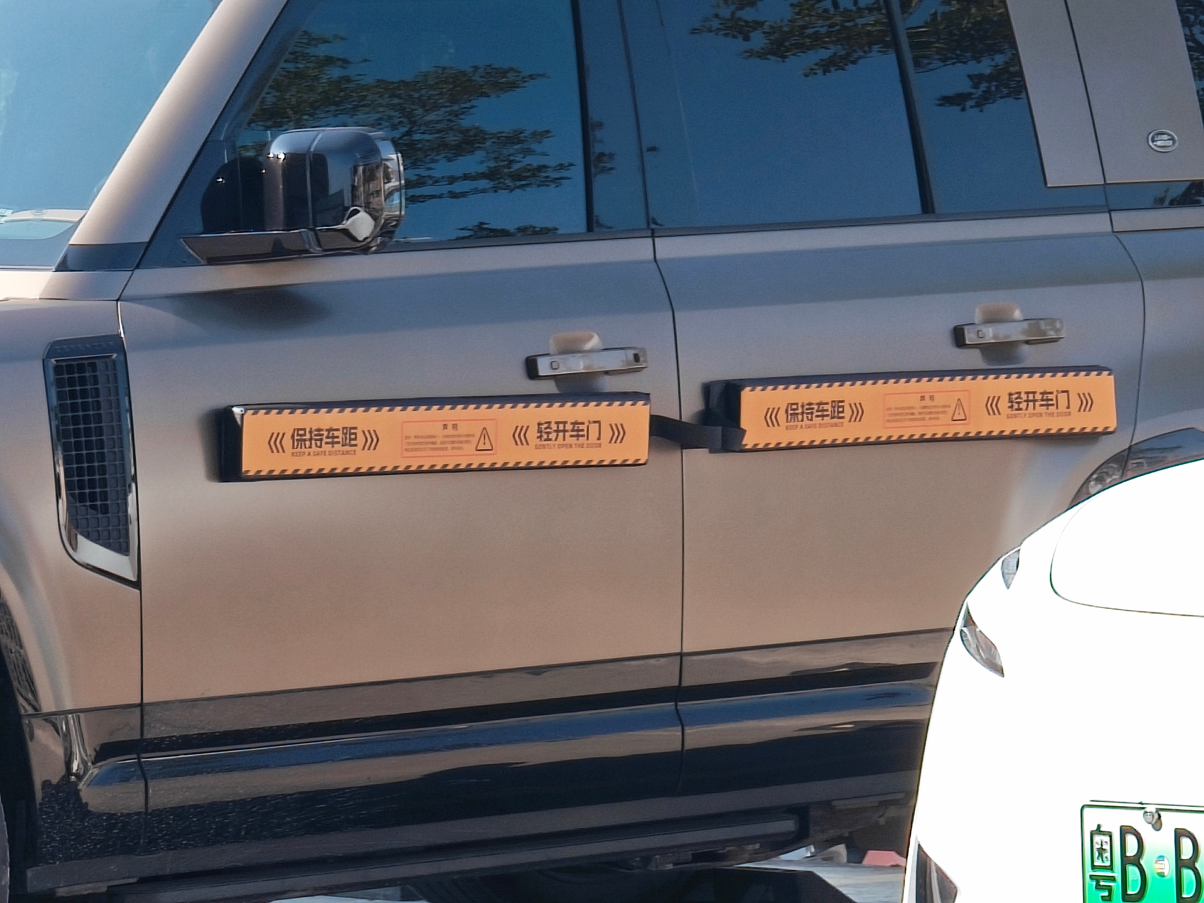 路虎也被开门杀杀怕了......唉