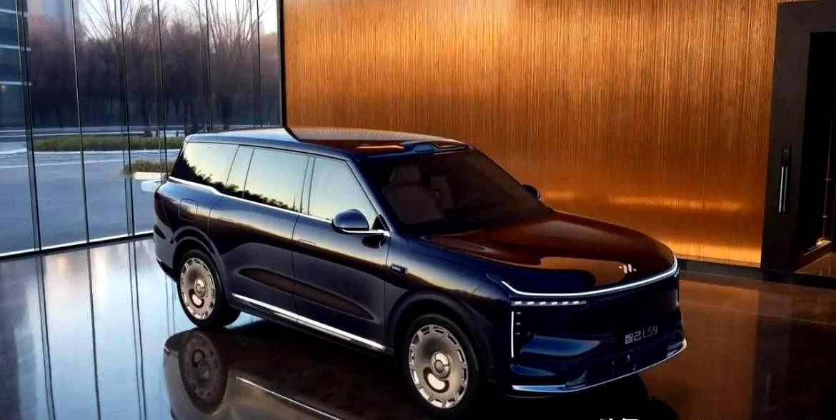 信不信由你，反正我信了！智己LS9刚上市，近5米3的车长，配黑武士配色。智己