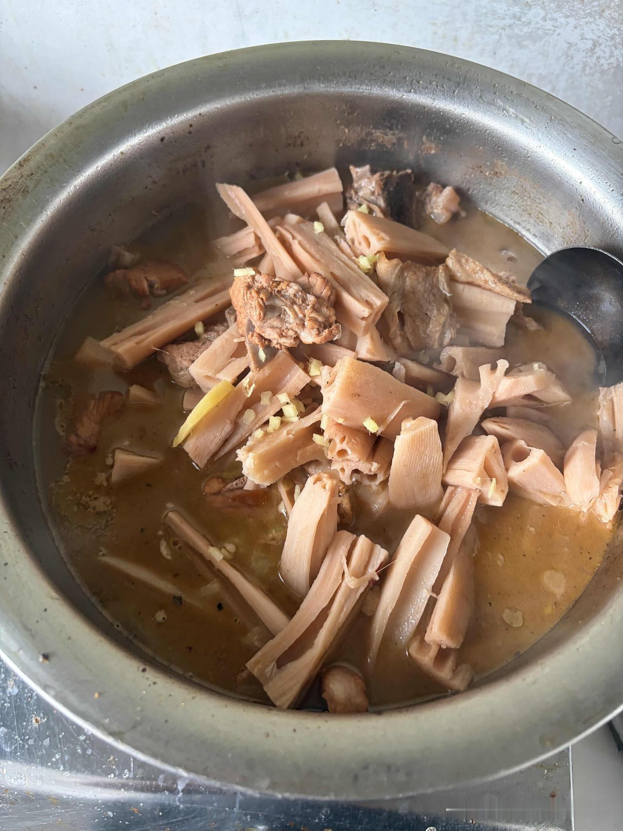 我们工厂食堂做饭阿姨有个很不好的习惯，那就是只要听到员工说哪道菜好吃，接下来连续