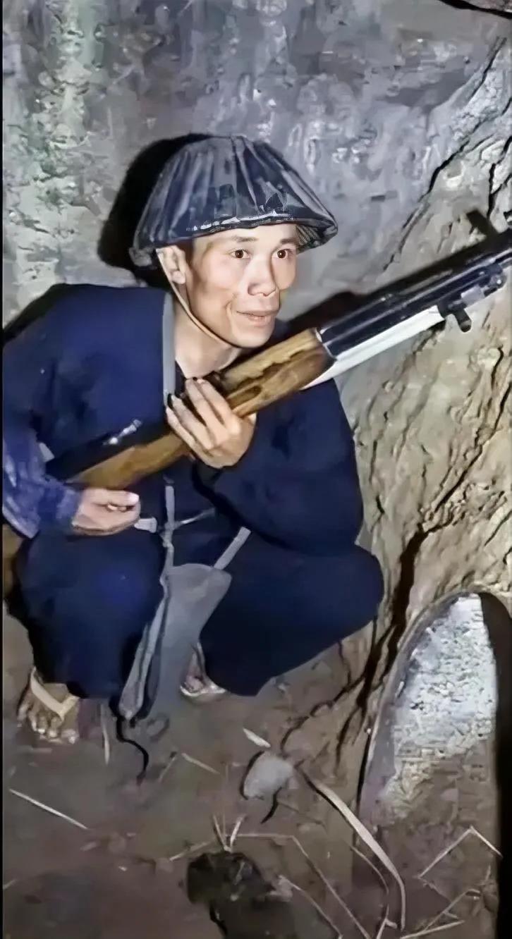 这是越南民兵，他手持的是中国步枪，这是他在猫耳洞观察敌，旁边的铁桶被改造成了掩体
