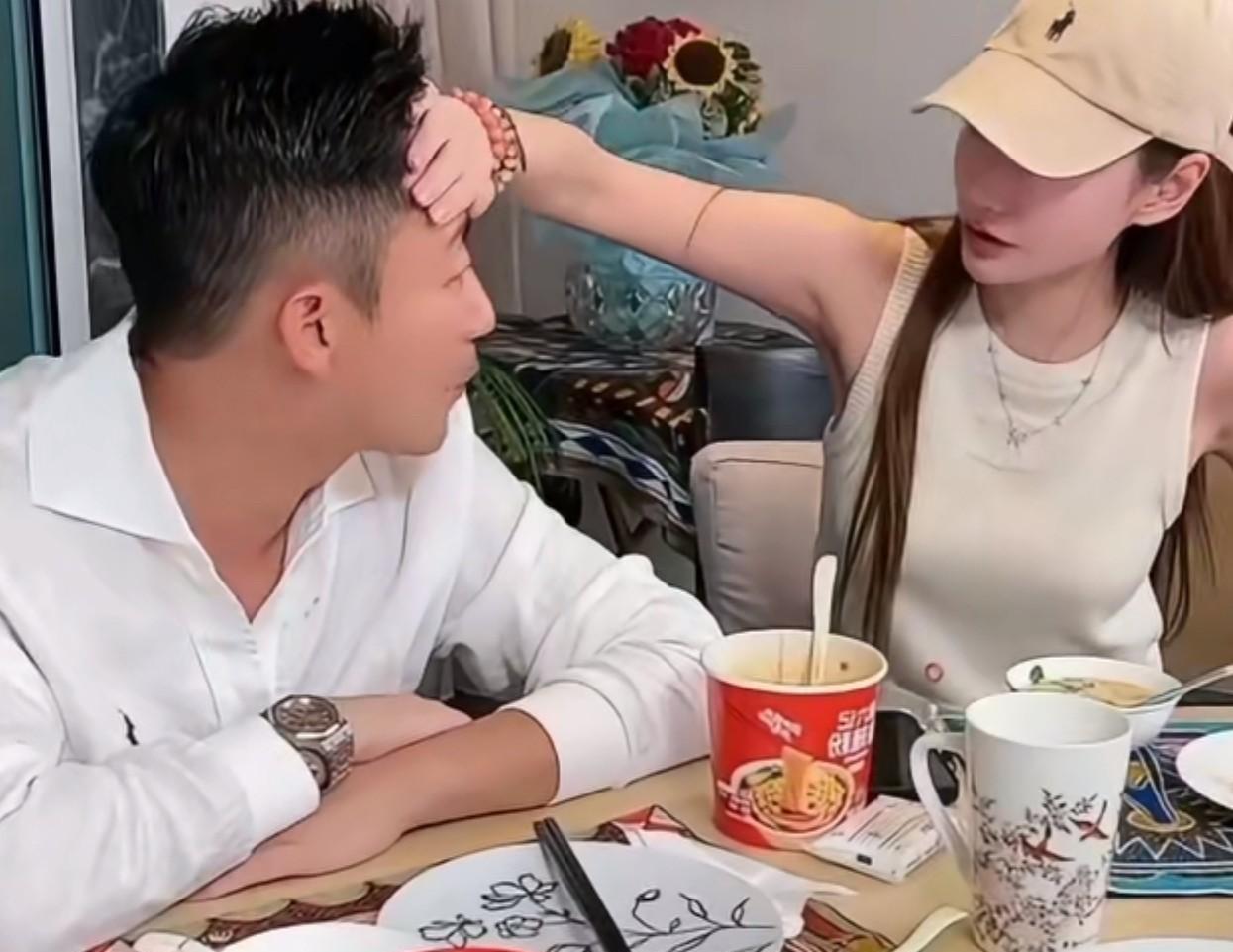 马筱梅对待汪小菲这下意识的动作太真实了！百分之九十九的女性会这么做哦……在直播