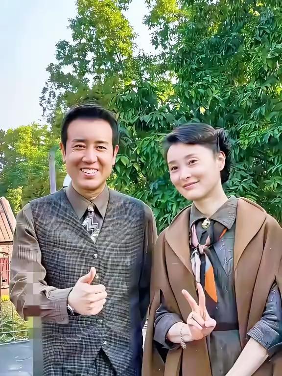 于和伟一个电话打给吴越：“妹，有个戏，来吗？”吴越想都没想：“哥，去。”她没问角