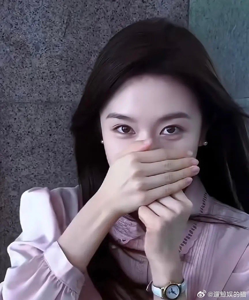 终于知道李兰迪颜值问题在哪了，上半张脸感觉脸很小下半张脸一出脸一下变大了是为什么