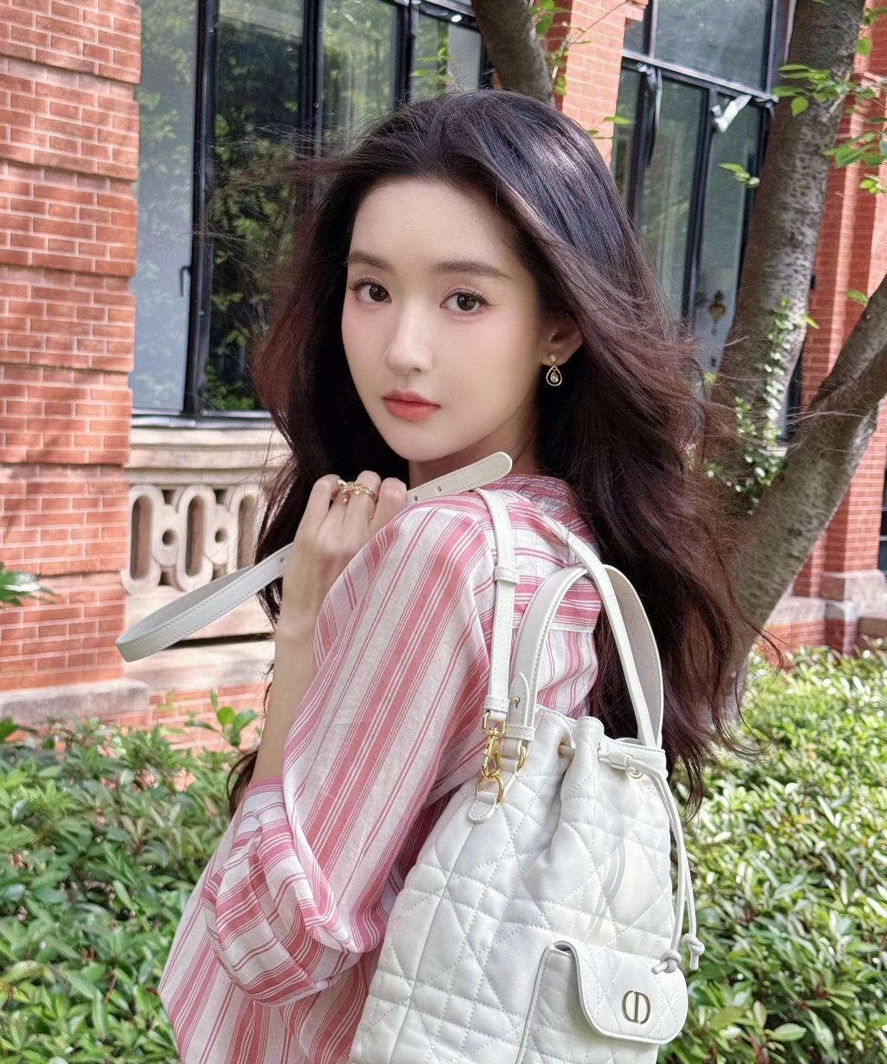 当《地球超新鲜》收官，王玉雯凭借三板斧赢得升咖机会。如果问这个夏天哪个女艺人最会
