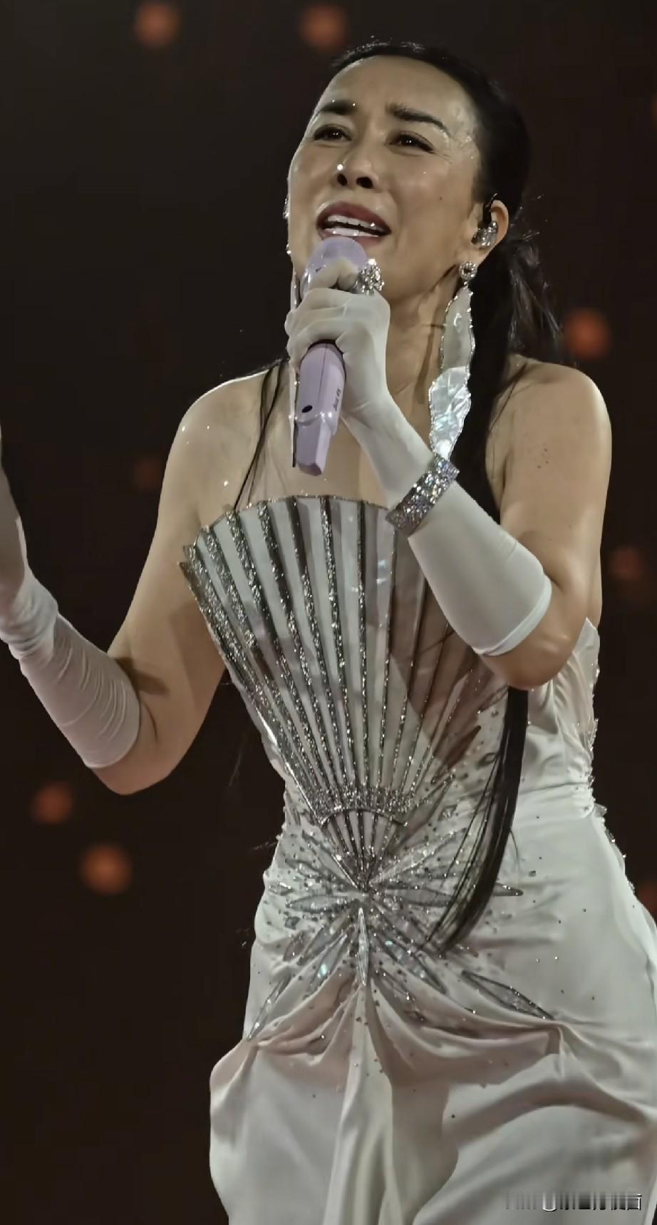 在北京五棵松体育馆听完那英“我来，因为你在”巡演北京站的演出后，一位买了1