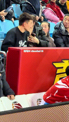 孙铭徽回吉林陪父母现场看球，安保出口伤人，不让拿相机，孙总和安保发生激烈争吵，其