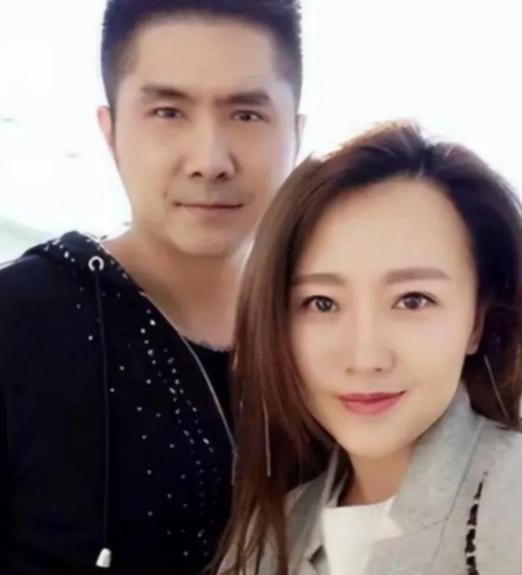 2012年，身价上亿的总裁石磊，送了一辆法拉利来追求潘长江之女潘阳。谁曾想，婚后