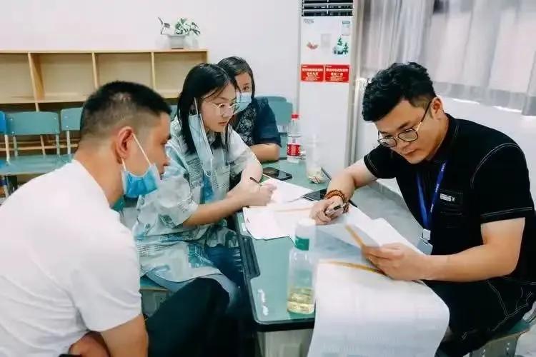 东南大学真的很像一个朴实无华的格子衫理工男，只会埋头干活，不会包装自己。除了C9