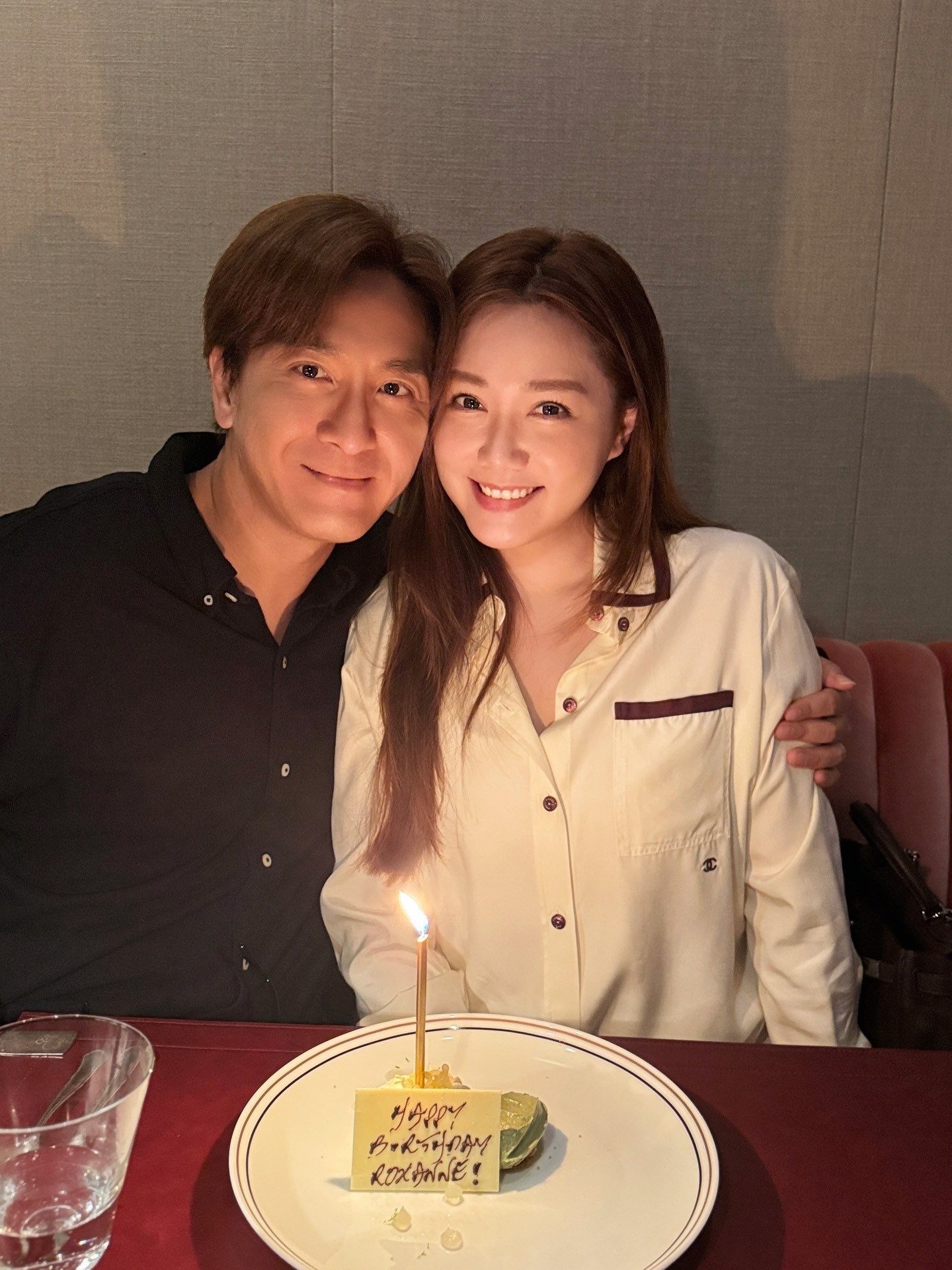 汤洛雯晒39岁生日庆生照