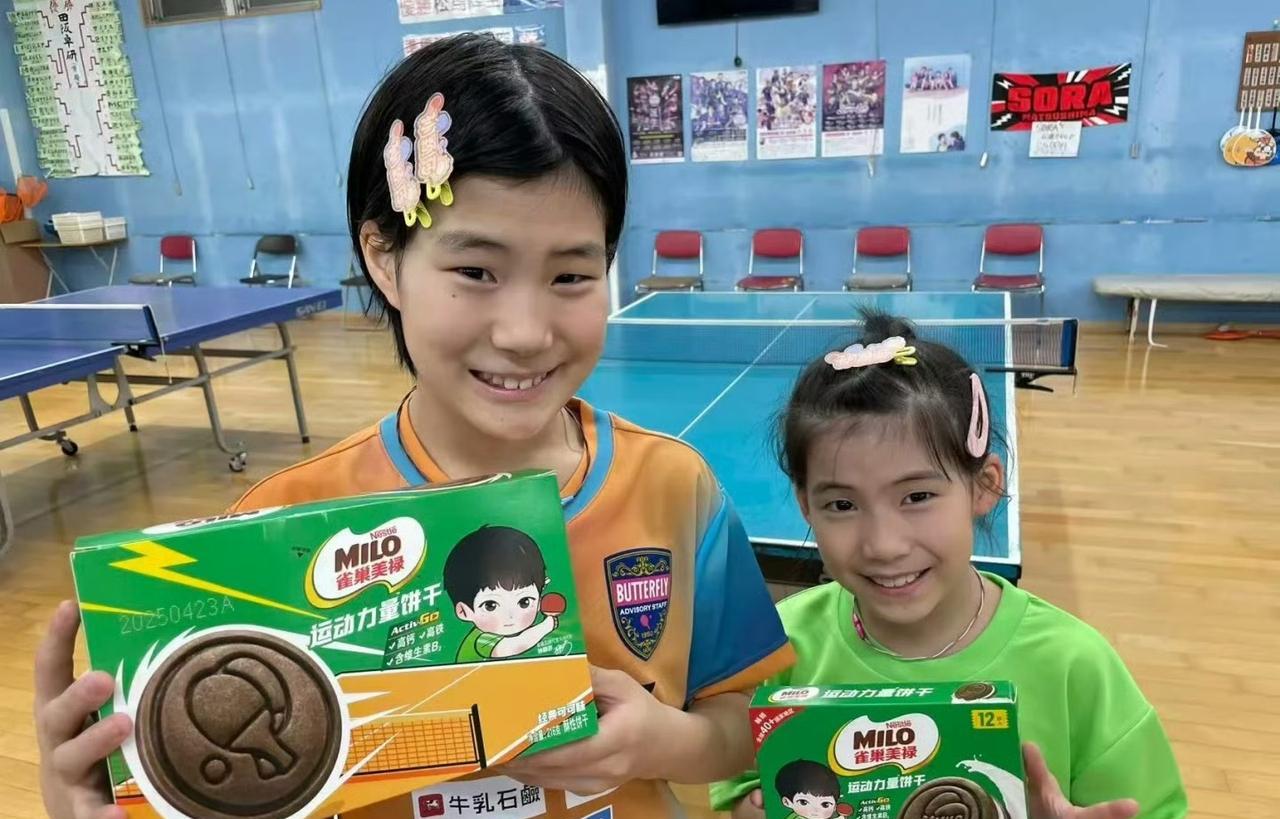 收到了孙颖莎代言的礼物好高兴啊[笑着哭]，这姐妹俩叫松岛美空和松岛爱空，她们收到