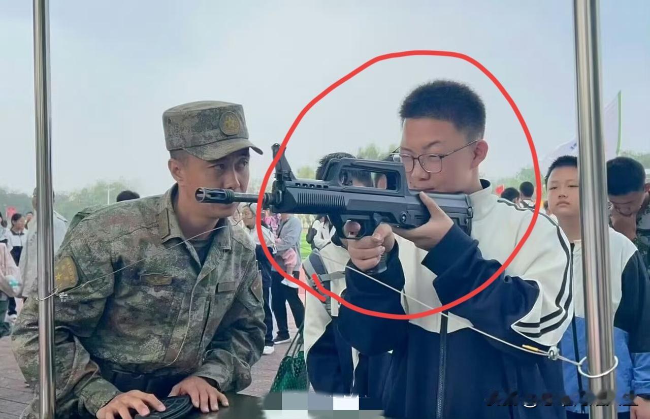 哈哈哈，军营开放日看了这个男孩儿奇葩的握枪姿势，咱们这教官的表情也是没谁了！[捂