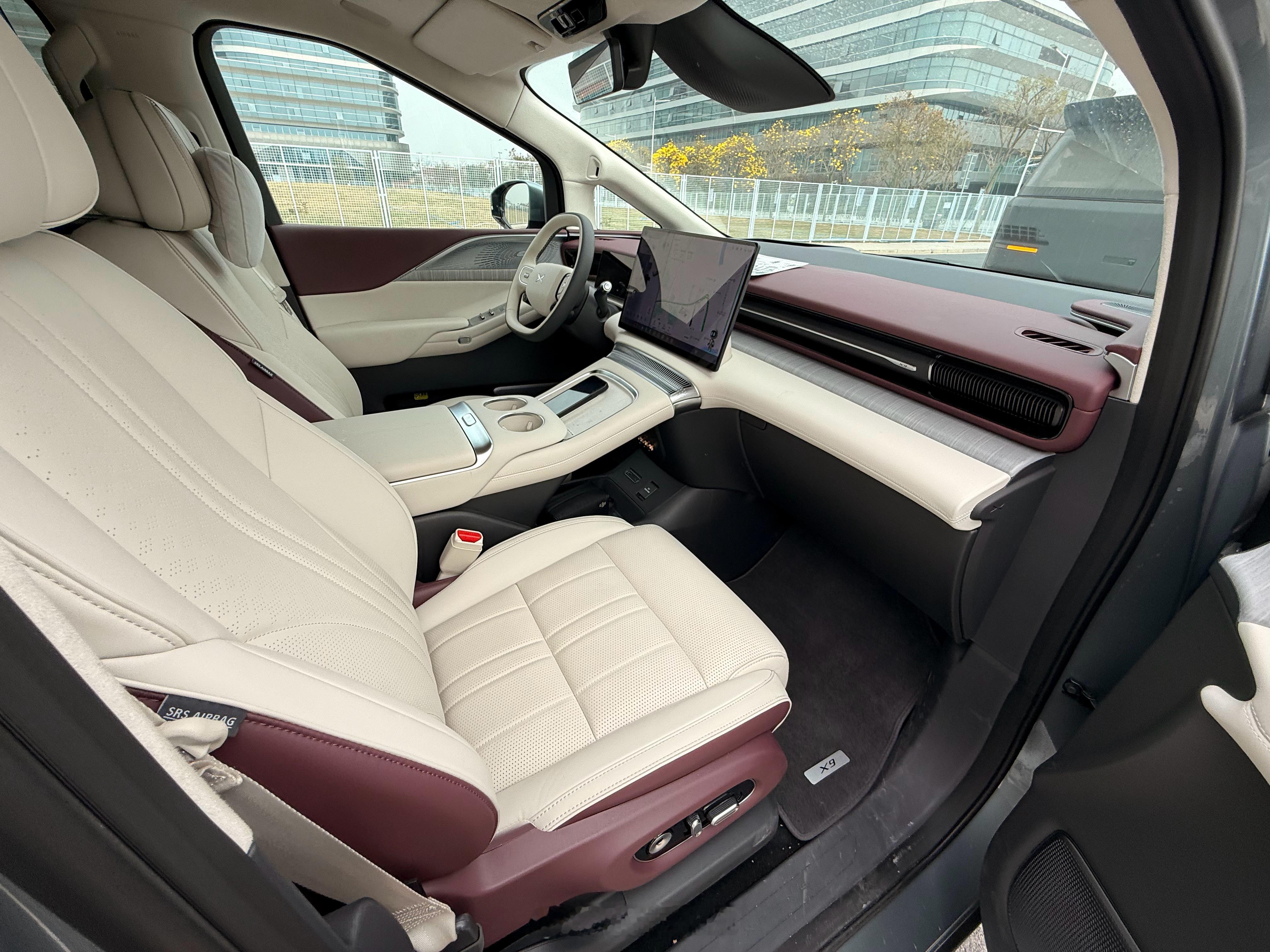 今年开它回家过年～四个轮子那个估计明年这个时候6x6陆地航母也能开回家过年了～X