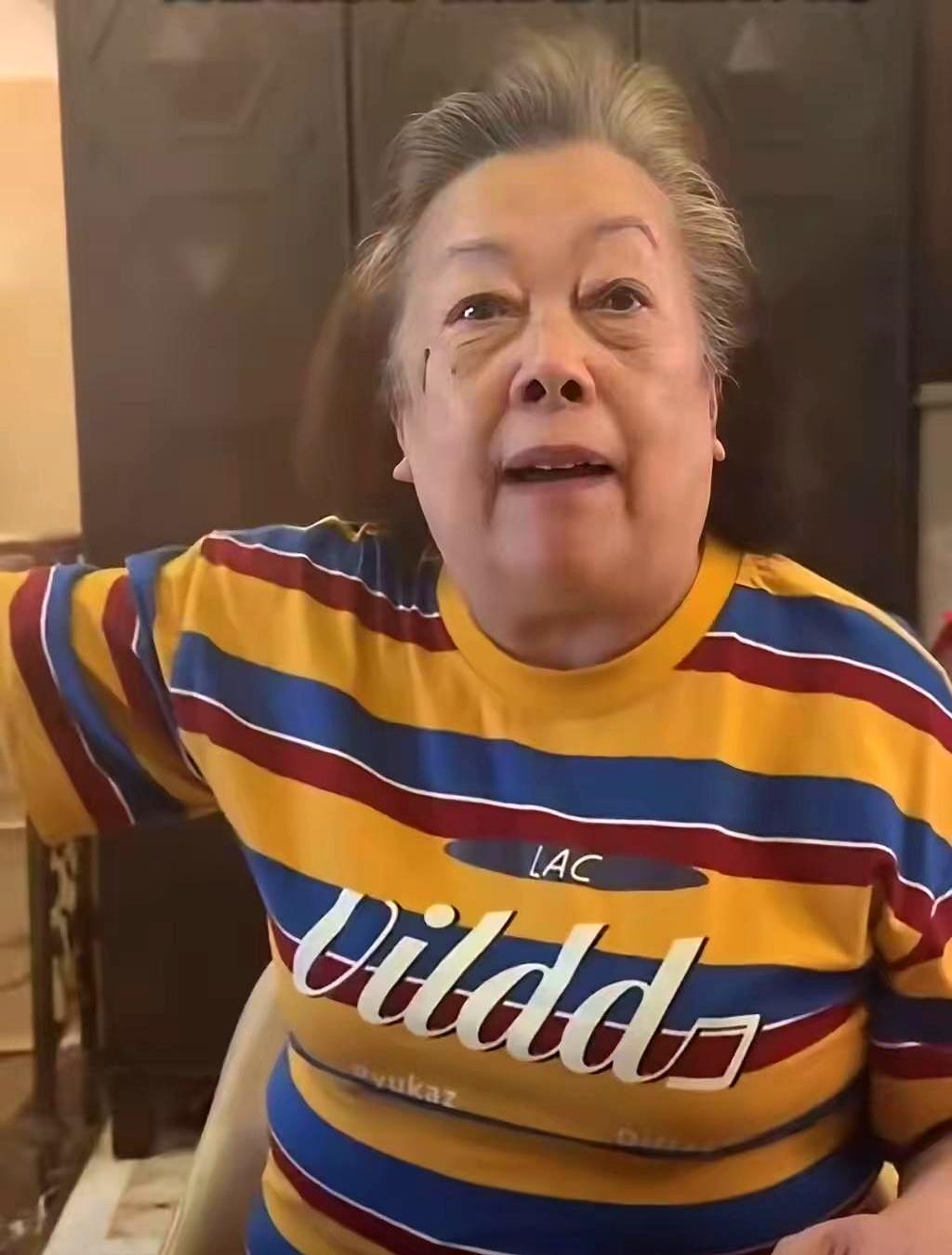 陈龙这几年靠拍妈妈把热度又拽了回来，镜头里那位81岁的老人，穿着朴素，讲话直接，