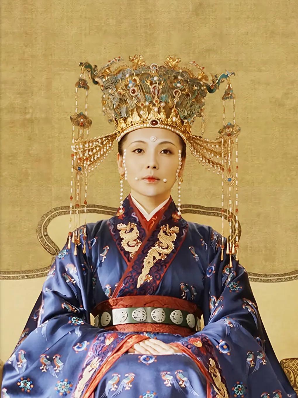 刘娥龙袍都穿了，为啥最终还是没称帝？其实狄仁杰当年劝武则天时，就点出了一个死局。