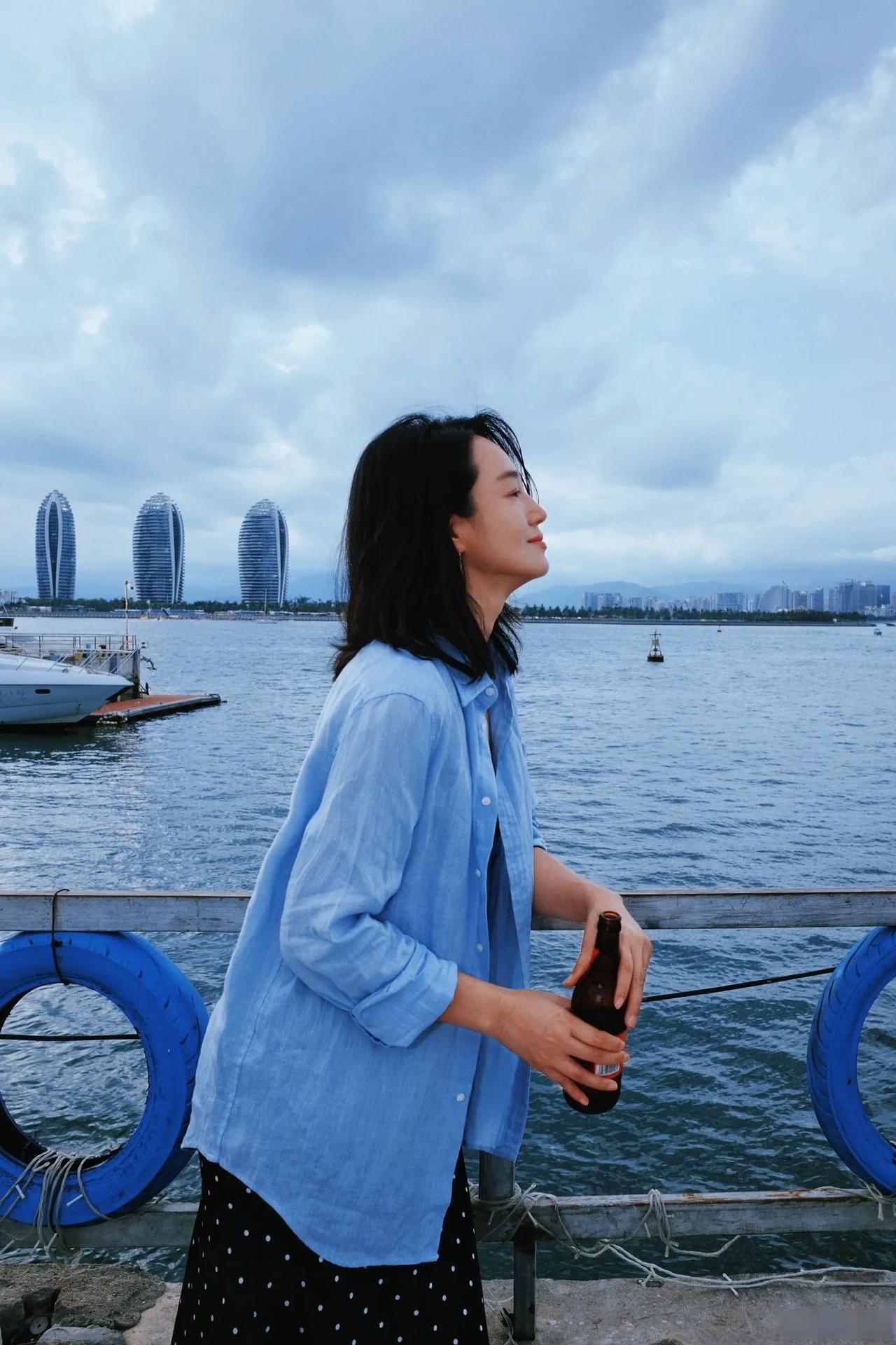 朱丹码头海边生图封神！浅蓝衬衫+波点吊带裙，简单穿搭穿出自由氛围感不用精致造