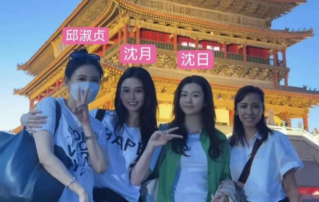 有网友偶遇一代女神邱淑贞带着两个女儿外出游玩，母女同框的画面瞬间引发热议，照片中