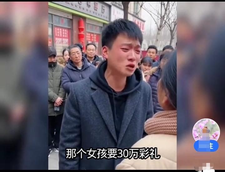 男孩出身农村，在城里打工已经有五六年！母亲一直在催促他去找女朋友，上班的地方全是