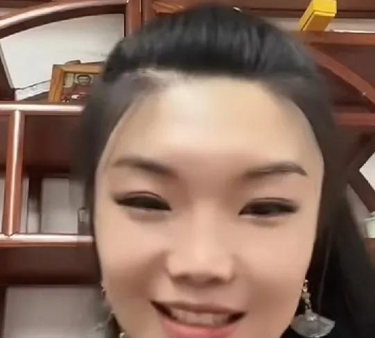 张伯鑫老婆让嫂的反噬来了让嫂这两天砸缸迅速发酵，直播间里的热度比