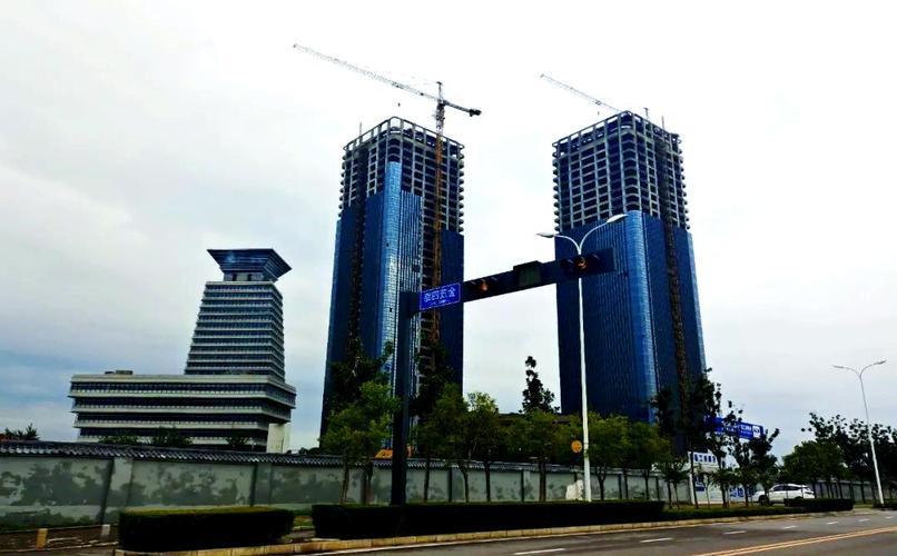 西安烂尾高楼盘点：1.苏陕国际金融中心（浐灞生态区）：号称西安第一烂尾楼。双子