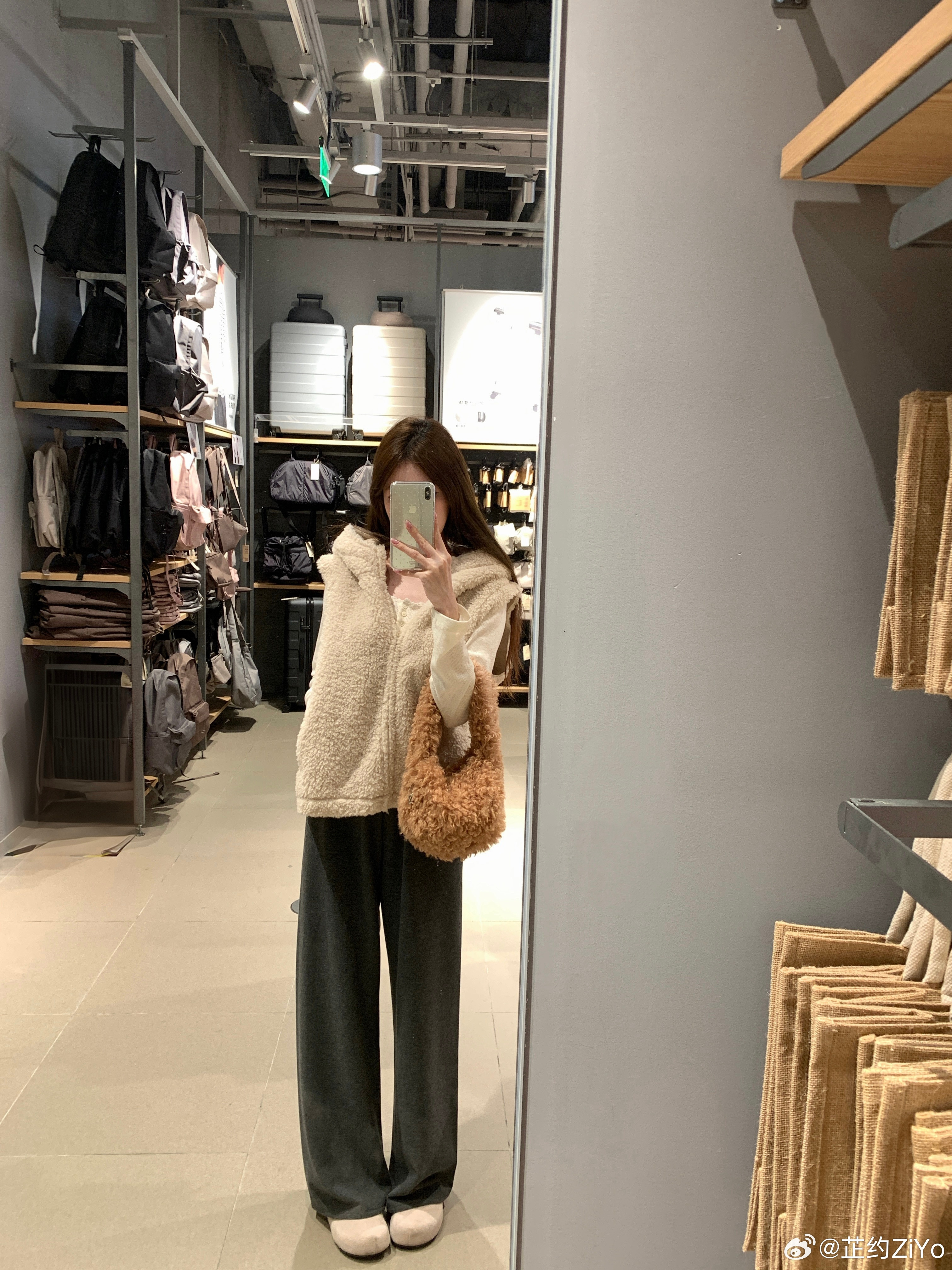 这个裤子真的爆炸喜欢料子太舒服了，裤子做的少，希望每次做的都能基础百搭耐穿一点，