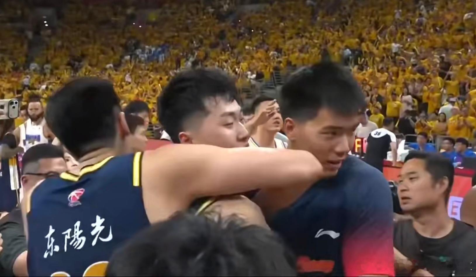 广东宏远男篮名宿王仕鹏晒照，久违的解说！昨晚广东对阵北京，当比赛进入最后生死时刻