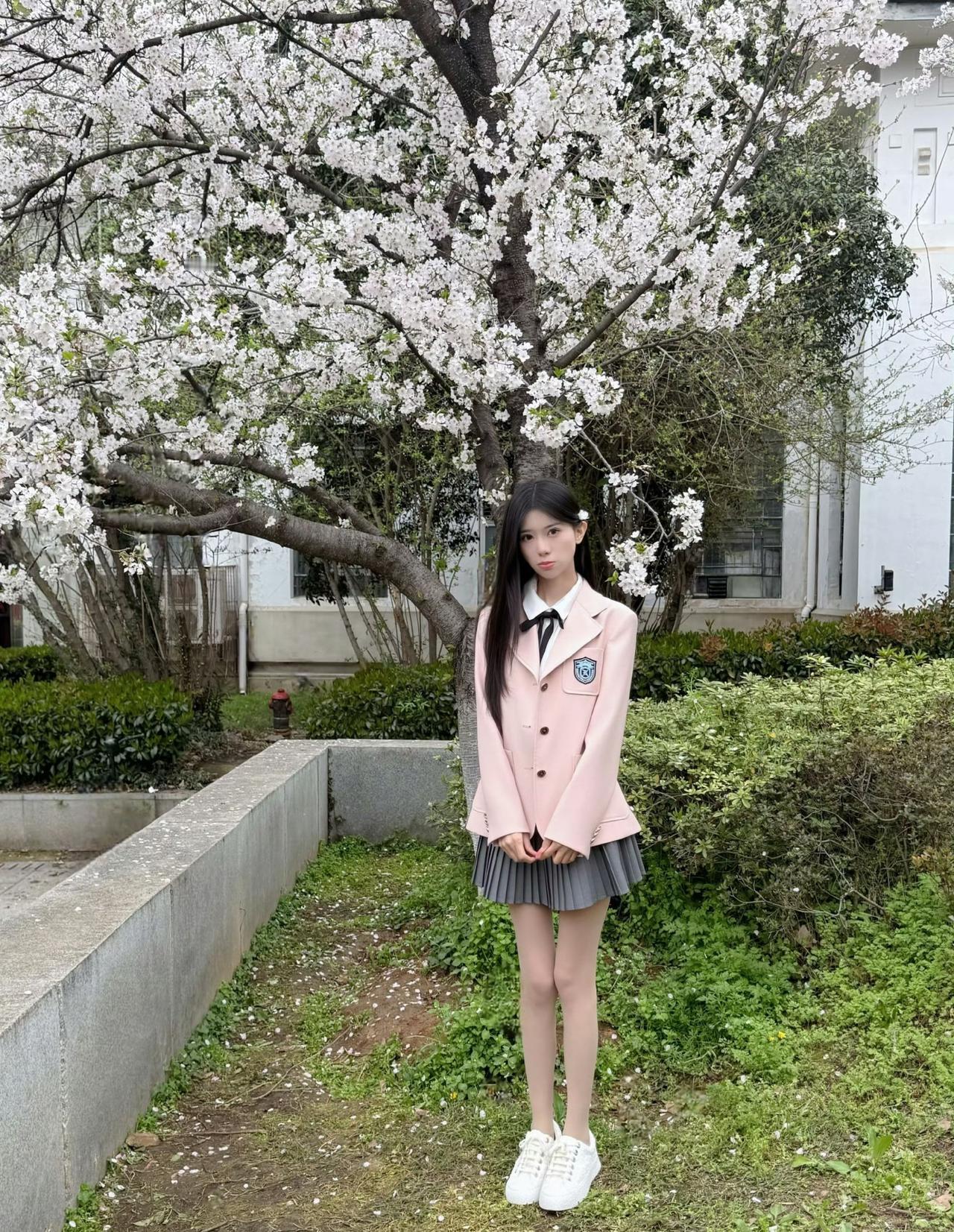 樱花树下，少女如画，青春洋溢。🌞