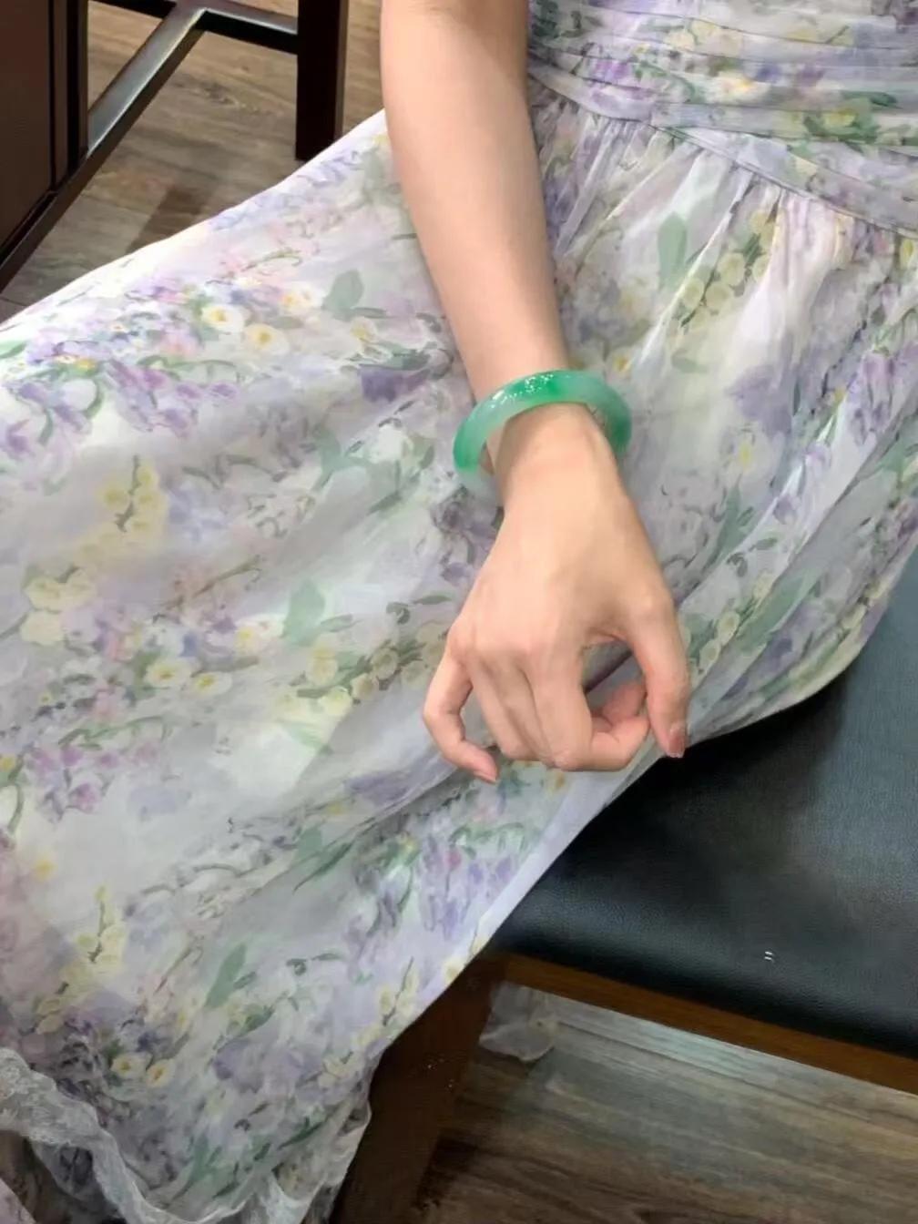 她美滋滋戴去上班，结果同事来了一句：“这还不如买黄金啊，不值吧？”她当场心凉半截