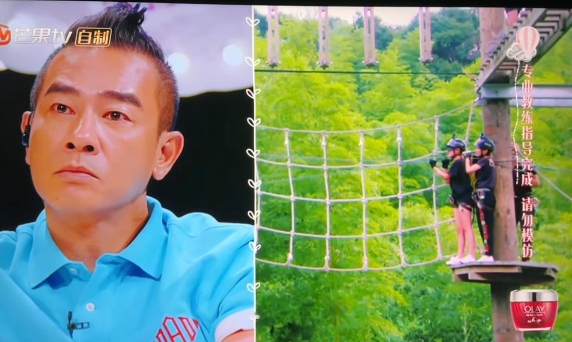 他什么都没说，只是眼睛红了，爱一个人真的会心疼对方，自从这次以后，陈小春疯狂营业