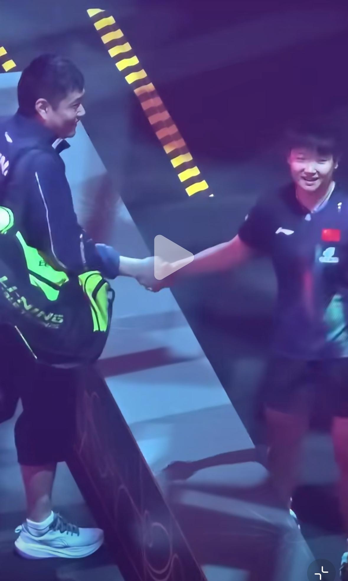 孙颖莎夺冠后和师父邱贻可握手庆祝胜利，这一刻太美好！孙颖莎夺冠后，邱贻可一直等