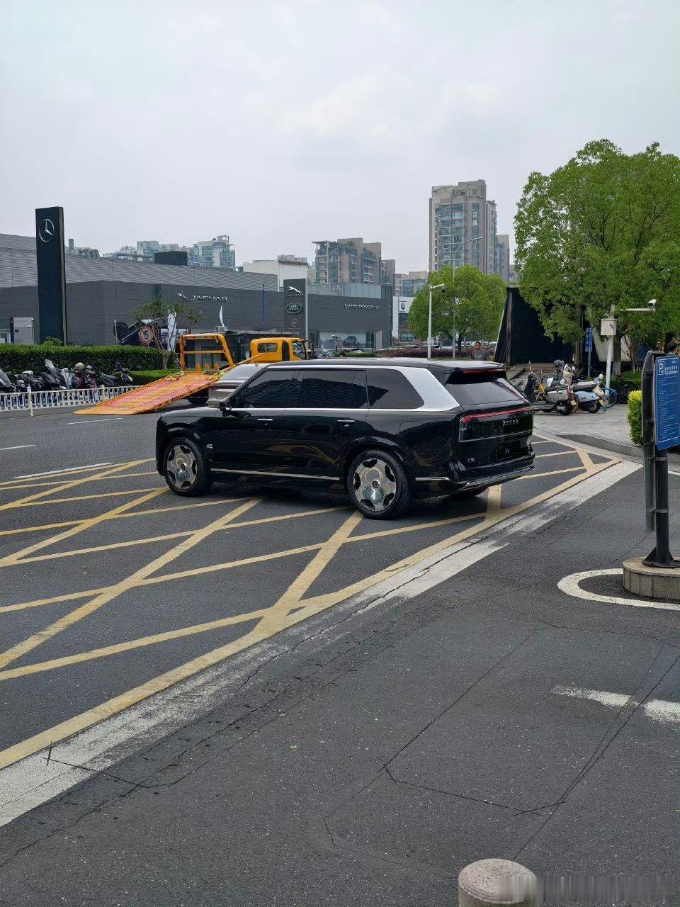 极氪9X这个气场看起来可以啊，挺霸气​​​