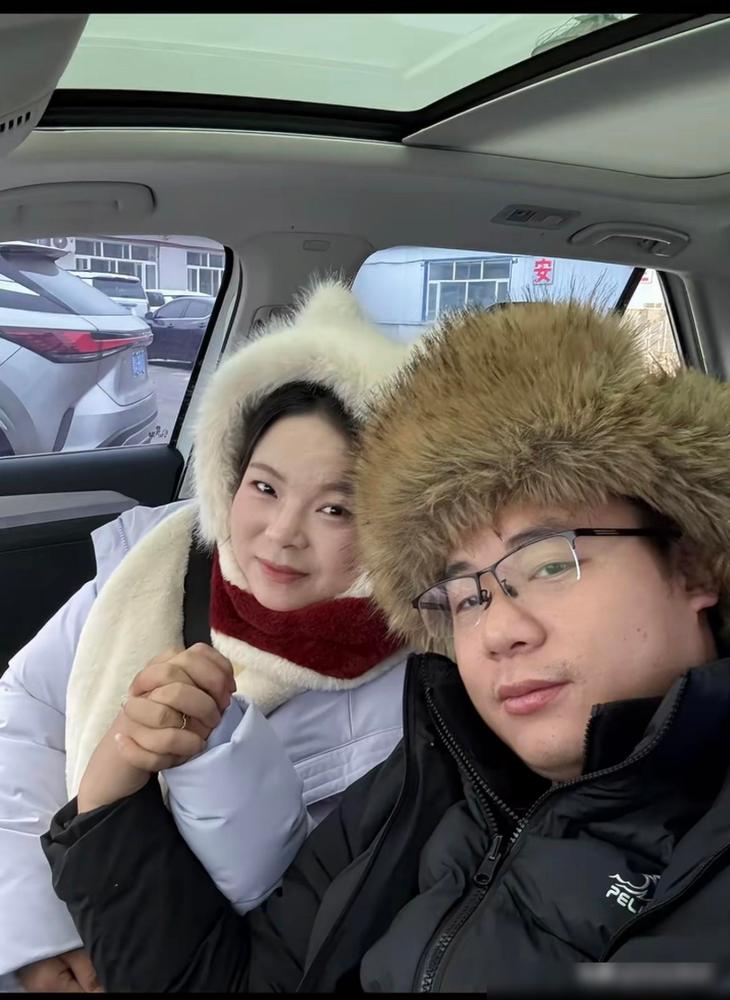 城里三套房，其中一套还是大平层；一辆二十几万的新车；儿女双全；还有天天见长的存款