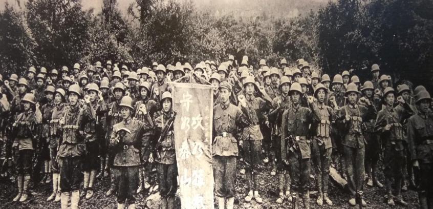 1984年，我国一名22岁的士兵陈洪远，意外发现一窑洞，里面竟然还传出女人的声音