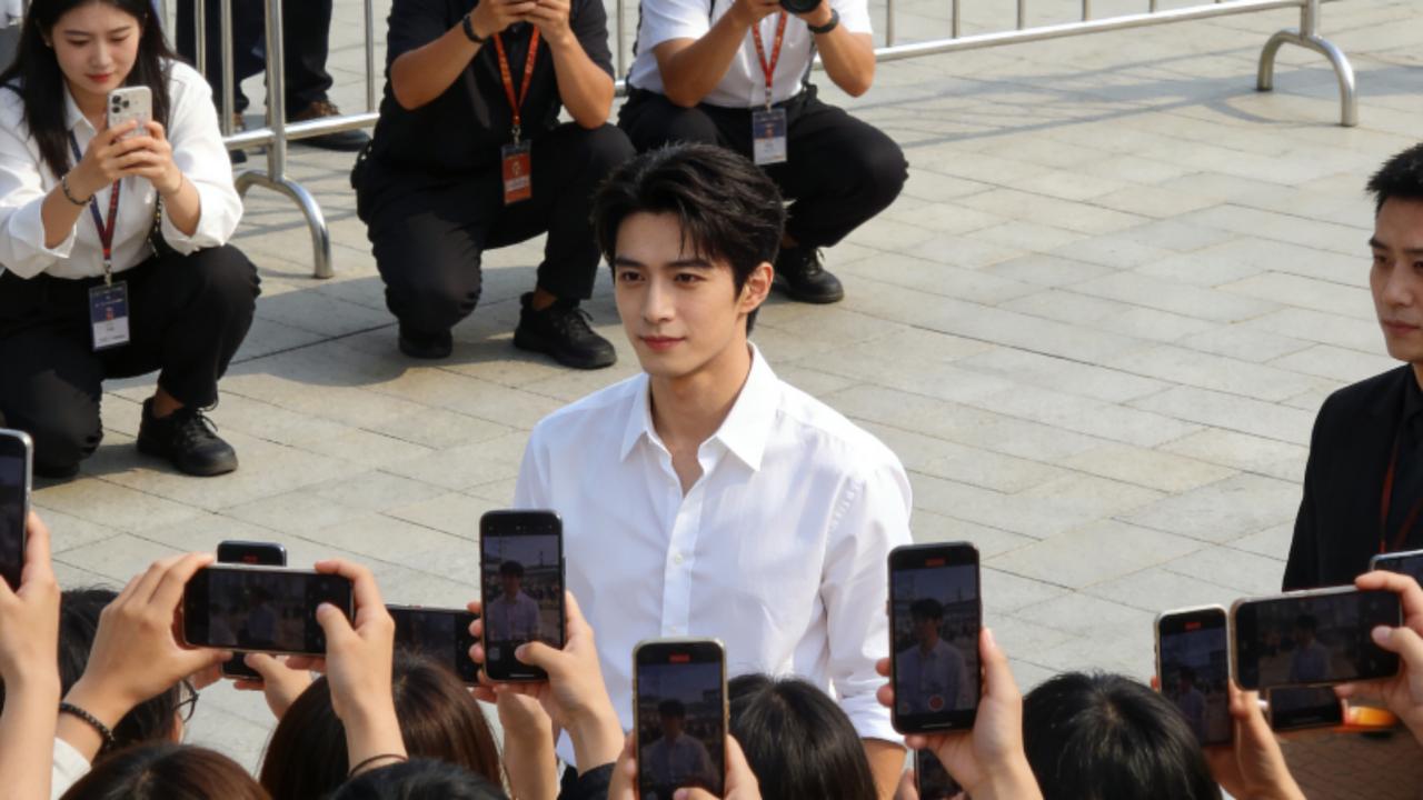 笑不活！男子蹲守CMG盛典外拍半天，转头发现认错肖战本尊2026开年内娱第