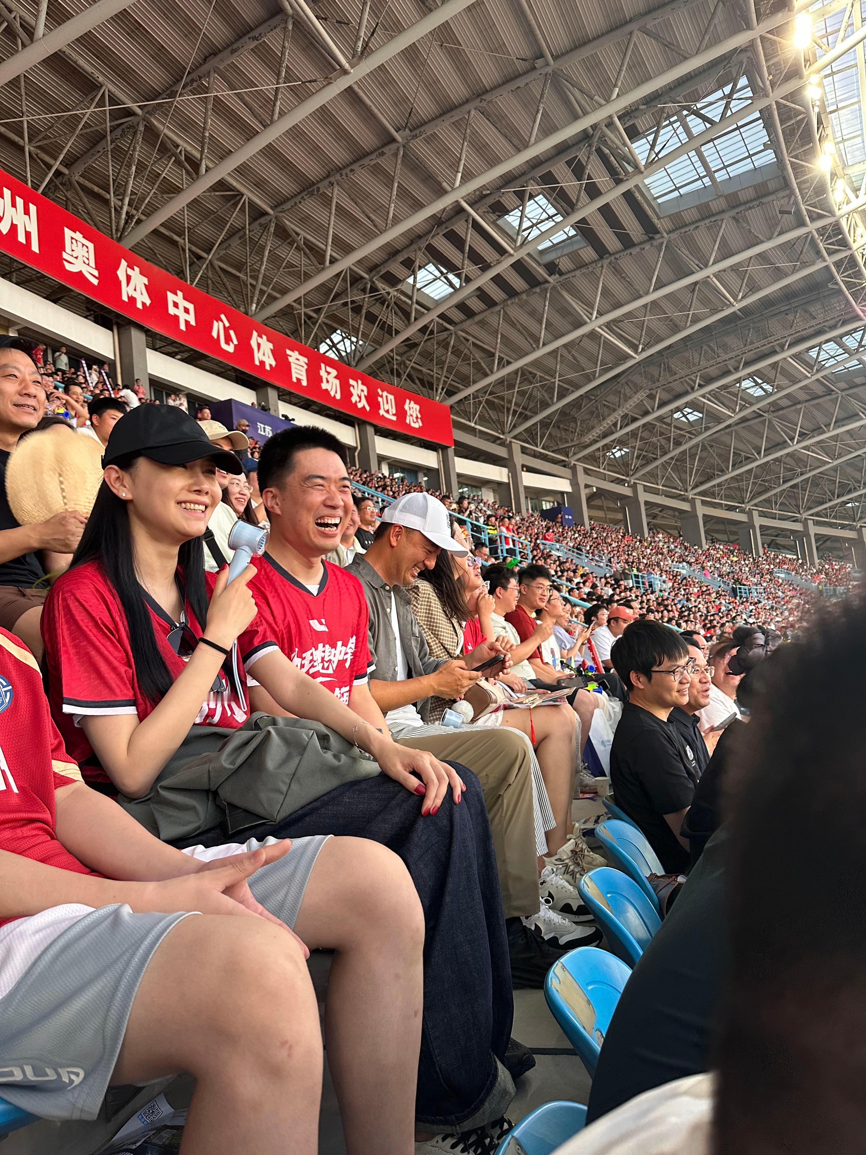 李想老婆身材想哥老婆这身材保持的是真的好，好高，这才是真正的人生赢家。[捂脸哭]