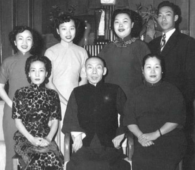 1965年，杜月笙的四姨太姚玉兰外出打牌，突然全身燥热，坐立不安，她心中有不好的