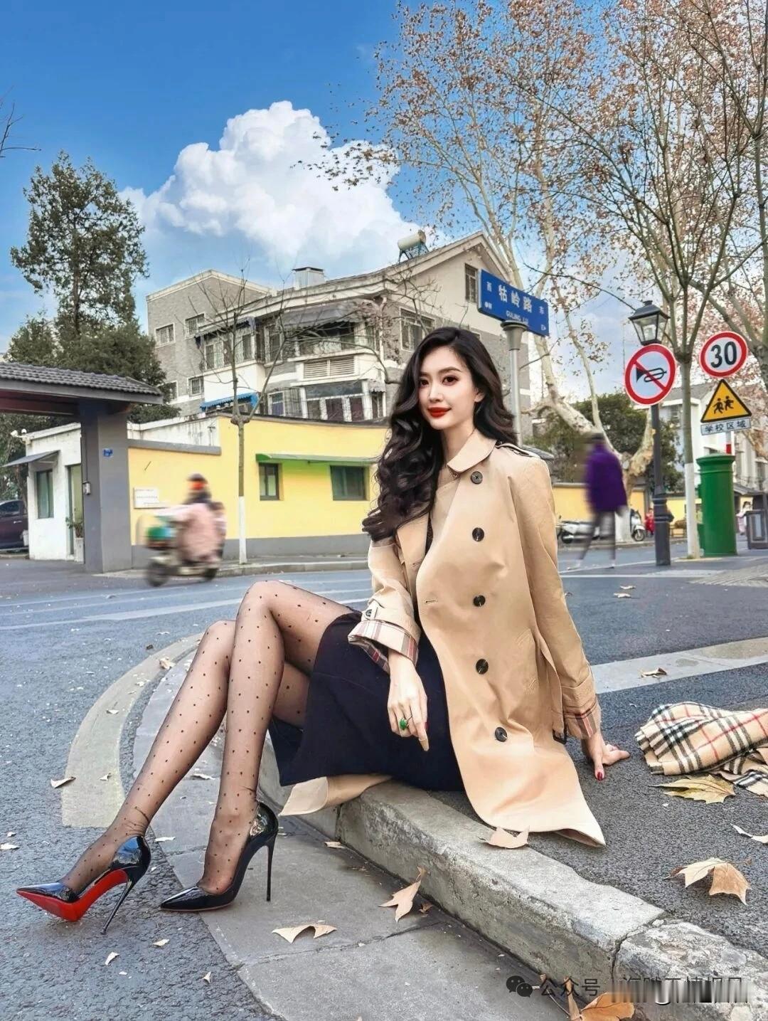 黄色风衣搭配黑色裙子碰撞这双高跟鞋，一般人估计是驾驭不了！