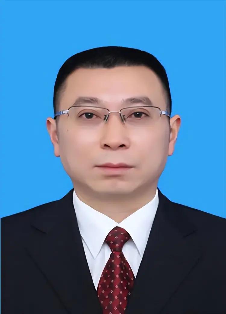 重庆市前阵子列的表上，酉阳县再加1人！杨通胜。70后，曾任职黔江区，2022