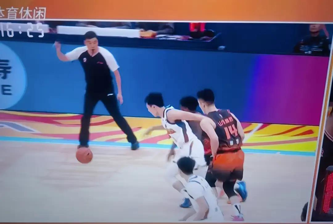 裁判刚吹完哨，教练冲裁判吼了两句，判罚立刻180度大转弯。你以为CBA的哨